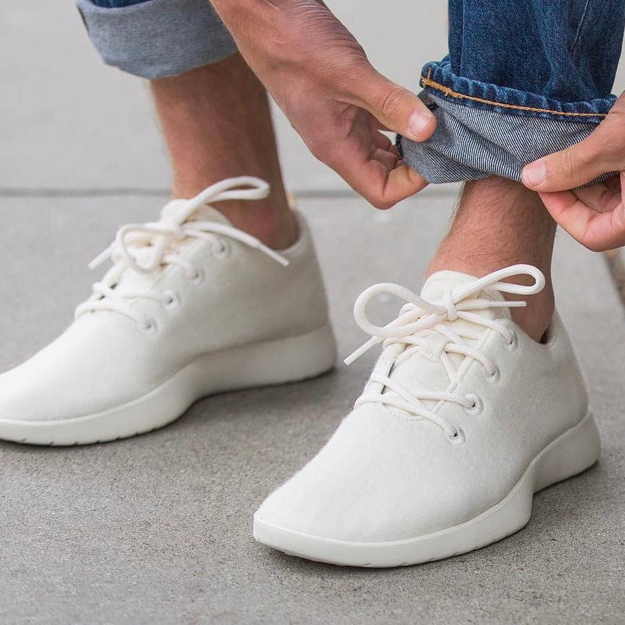 รองเท้าผ้าใบมินิมอลสีขาวของ Allbirds ในภาพถ่ายไลฟ์สไตล์ผลิตภัณฑ์