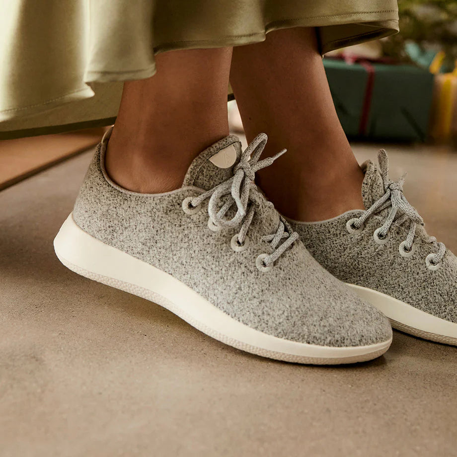 รองเท้าขนแกะ Allbirds สีเทาธรรมชาติ แสดงพื้นผิวผ้าและดีไซน์มินิมอล