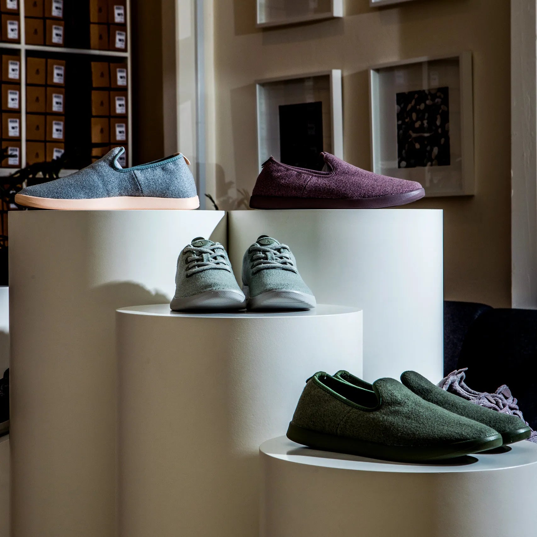 การจัดแสดงรองเท้าสไตล์ยั่งยืนของ Allbirds ที่มีรองเท้าหลายแบบ
