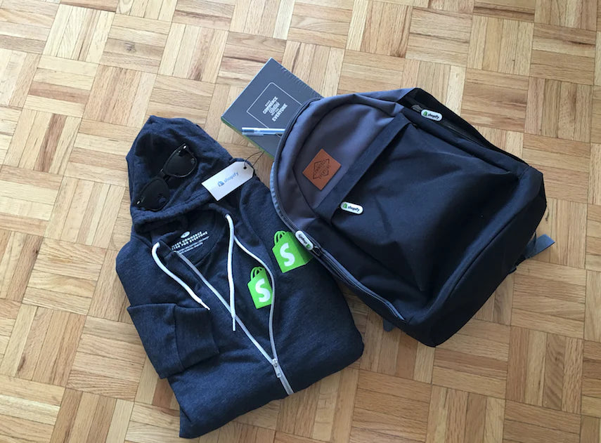 سترة بغطاء رأس وحقيبة ظهر من Shopify