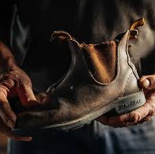 Sepatu bot Blundstone yang sudah sering dipakai